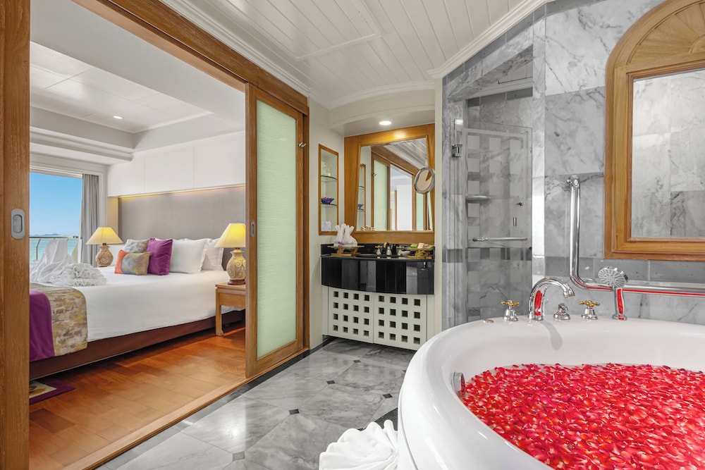 Royal Wing Suites & Spa Pattaya — Hotel rooms in Pattaya, Chonburi