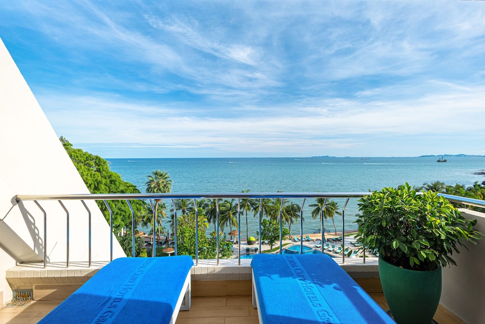 Royal Wing Suites & Spa Pattaya — Hotel rooms in Pattaya, Chonburi