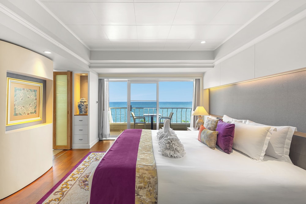 Royal Wing Suites & Spa Pattaya — Hotel rooms in Pattaya, Chonburi