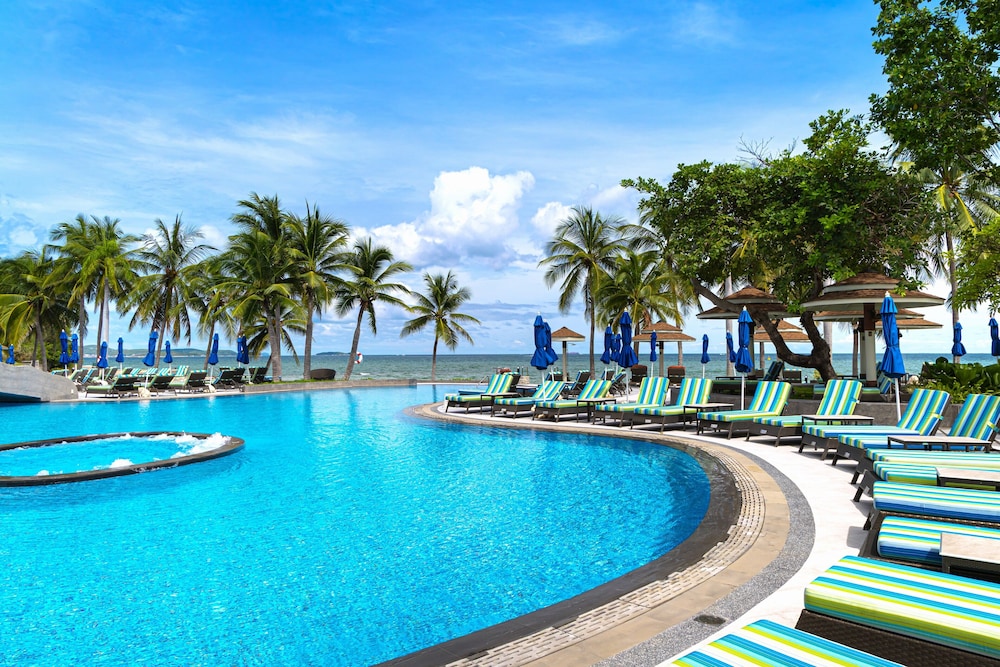 Royal Wing Suites & Spa Pattaya — Swimming pool in Pattaya, Chonburi