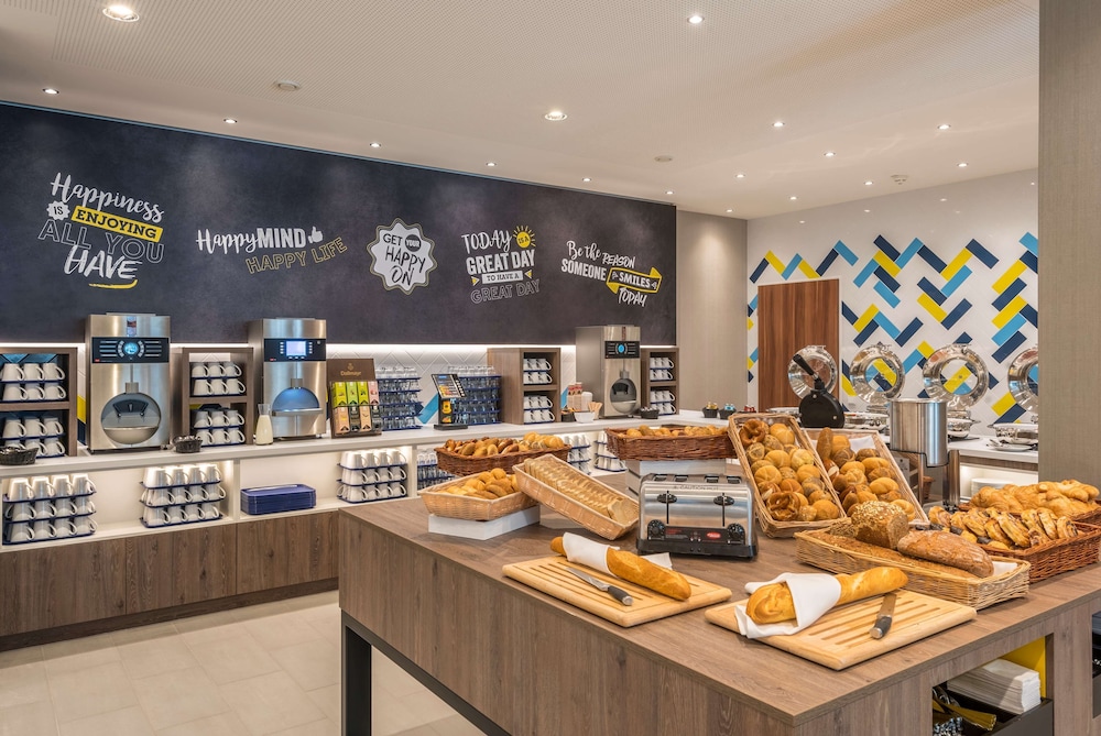 Hampton by Hilton Munich City West — Restaurant & bars in Munich, Bavaria