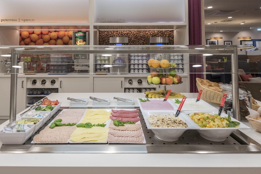 Hampton by Hilton Munich City West — Restaurant & bars in Munich, Bavaria