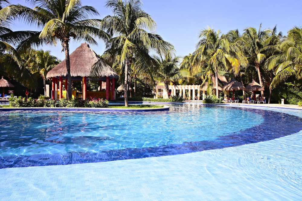 Bahia Principe Explore Coba - Hyatt Inclusive Collection - All Inclusive — Swimming pool in Akumal, Quintana Roo