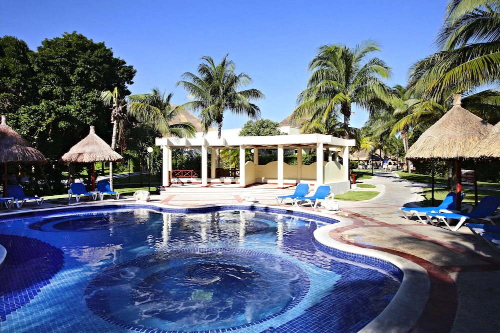 Bahia Principe Explore Coba - Hyatt Inclusive Collection - All Inclusive — Swimming pool in Akumal, Quintana Roo