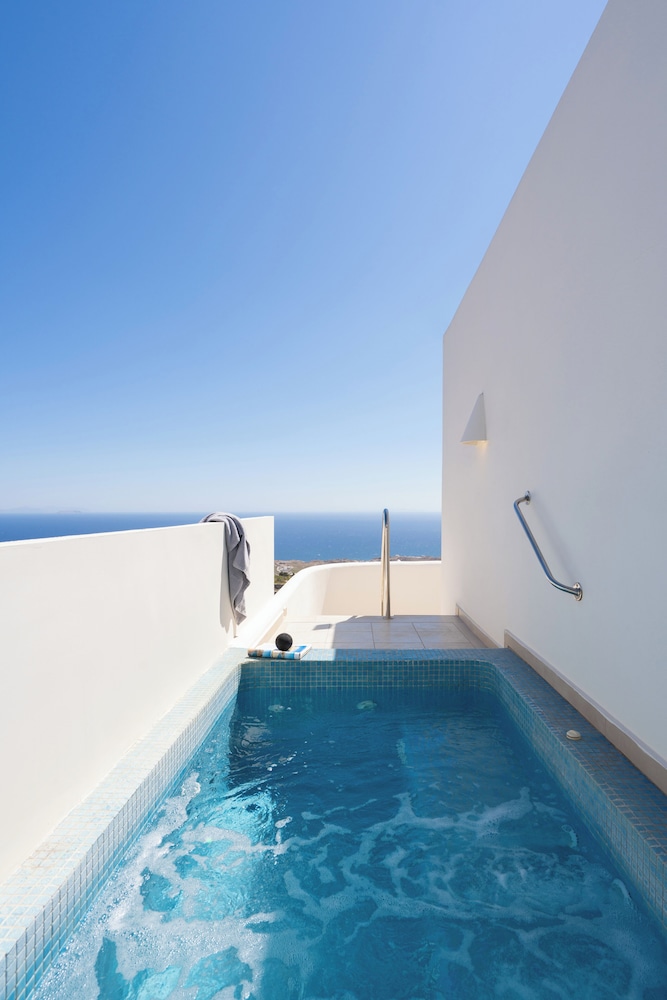 Splendour Hotel and Suites — Swimming pool in Firostefan, South Aegean