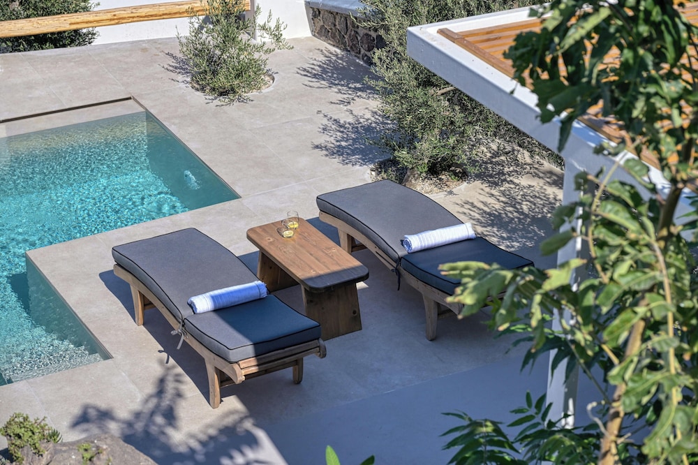 Splendour Hotel and Suites — Swimming pool in Firostefan, South Aegean