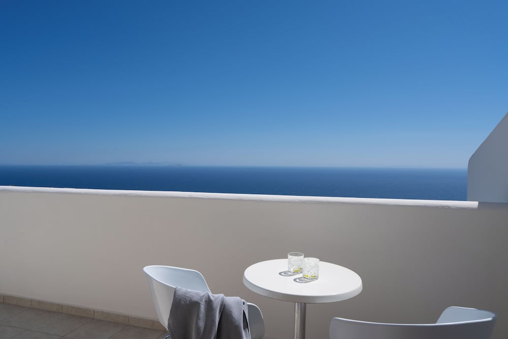 Splendour Hotel and Suites — Hotel rooms in Firostefan, South Aegean