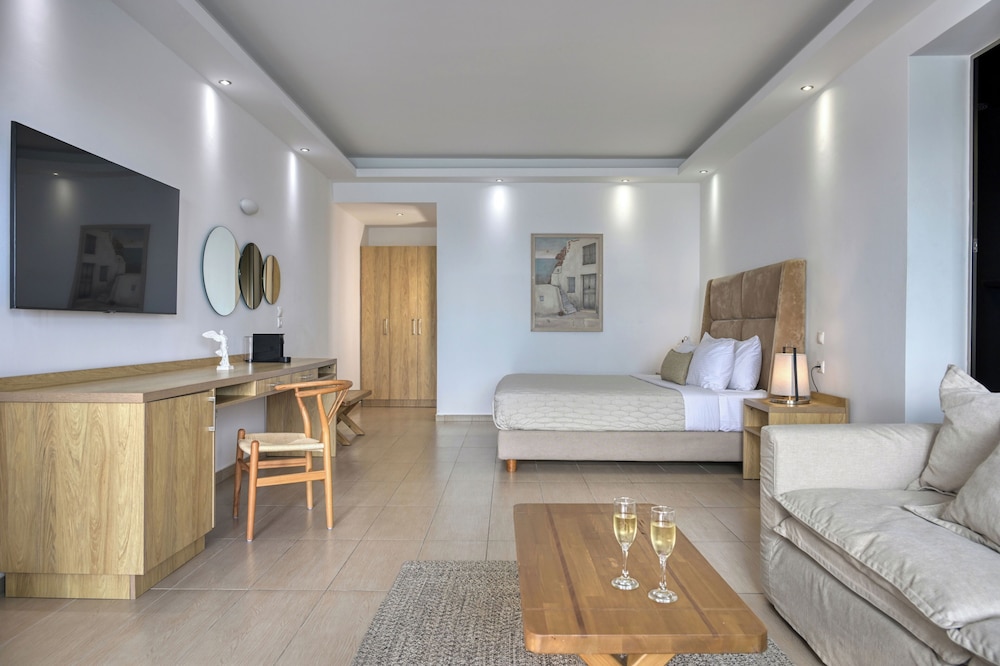 Splendour Hotel and Suites — Hotel rooms in Firostefan, South Aegean