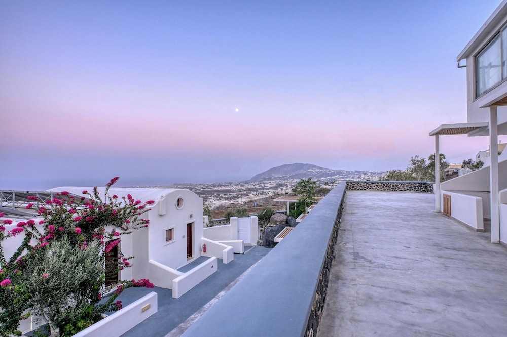 Splendour Hotel and Suites — Beach in Firostefan, South Aegean
