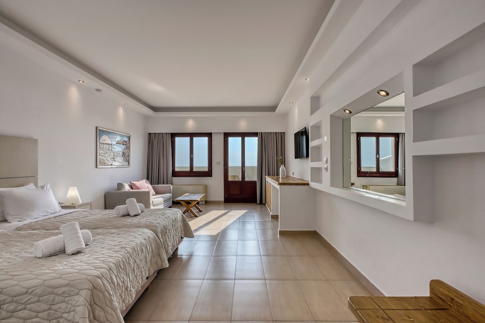 Splendour Hotel and Suites — Hotel rooms in Firostefan, South Aegean