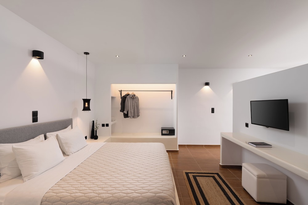 Splendour Hotel and Suites — Hotel rooms in Firostefan, South Aegean