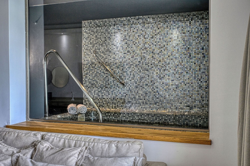 Splendour Hotel and Suites — Hotel rooms in Firostefan, South Aegean