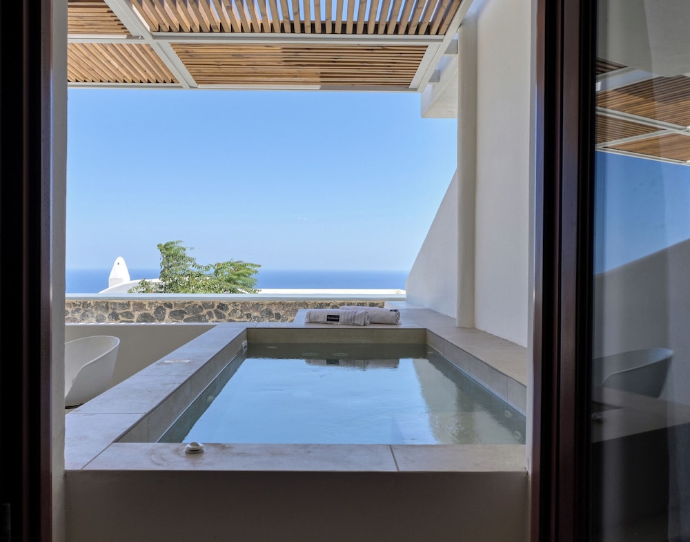 Splendour Hotel and Suites — Swimming pool in Firostefan, South Aegean