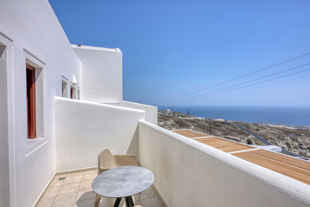 Splendour Hotel and Suites — Hotel rooms in Firostefan, South Aegean