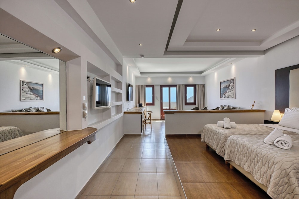 Splendour Hotel and Suites — Hotel rooms in Firostefan, South Aegean