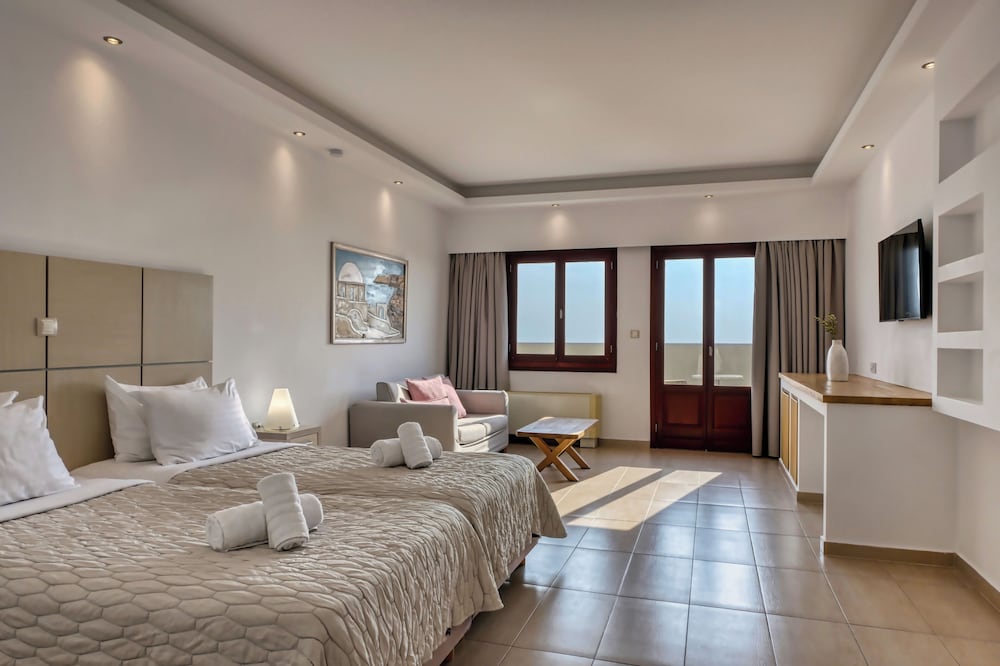 Splendour Hotel and Suites — Hotel rooms in Firostefan, South Aegean