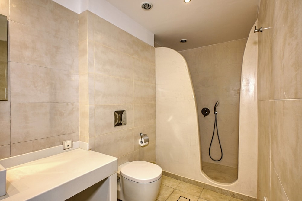Splendour Hotel and Suites — Hotel rooms in Firostefan, South Aegean