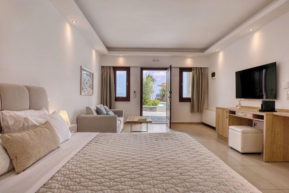 Splendour Hotel and Suites — Hotel rooms in Firostefan, South Aegean