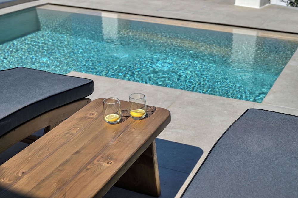 Splendour Hotel and Suites — Swimming pool in Firostefan, South Aegean
