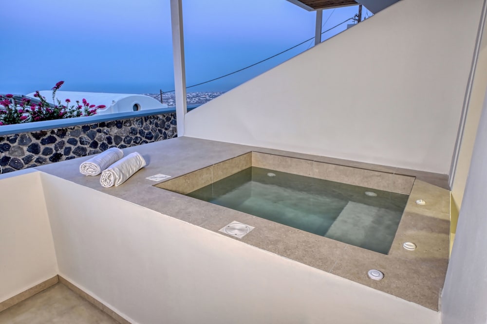 Splendour Hotel and Suites — Swimming pool in Firostefan, South Aegean