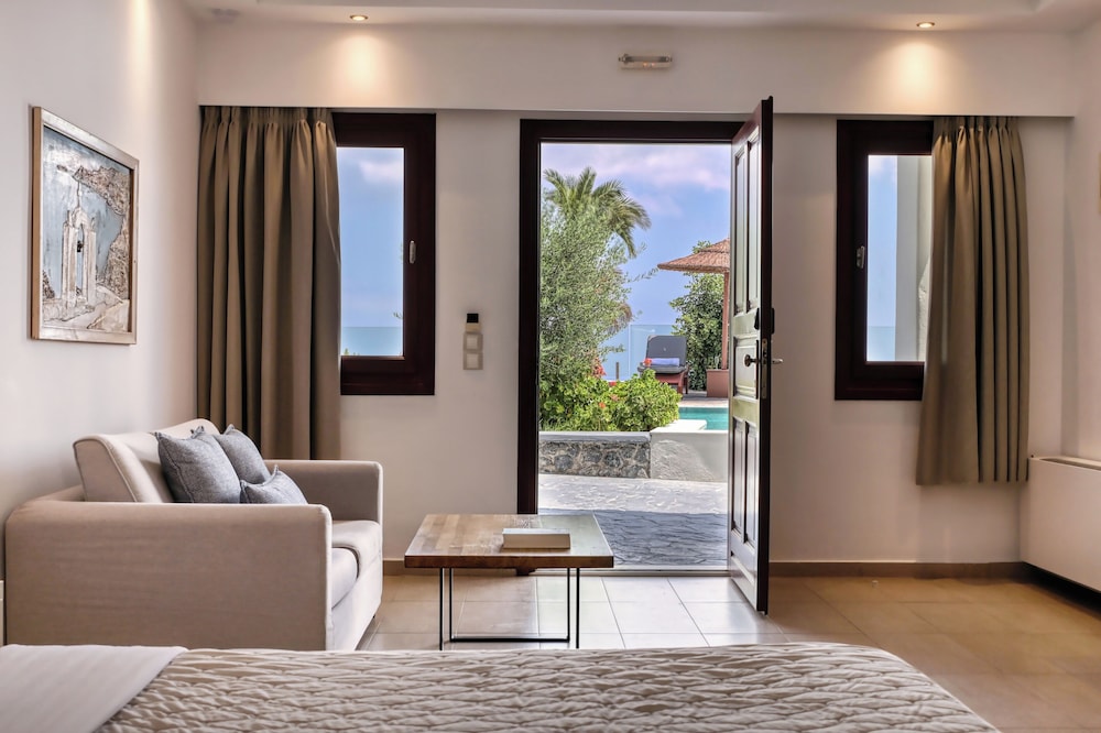 Splendour Hotel and Suites — Hotel rooms in Firostefan, South Aegean
