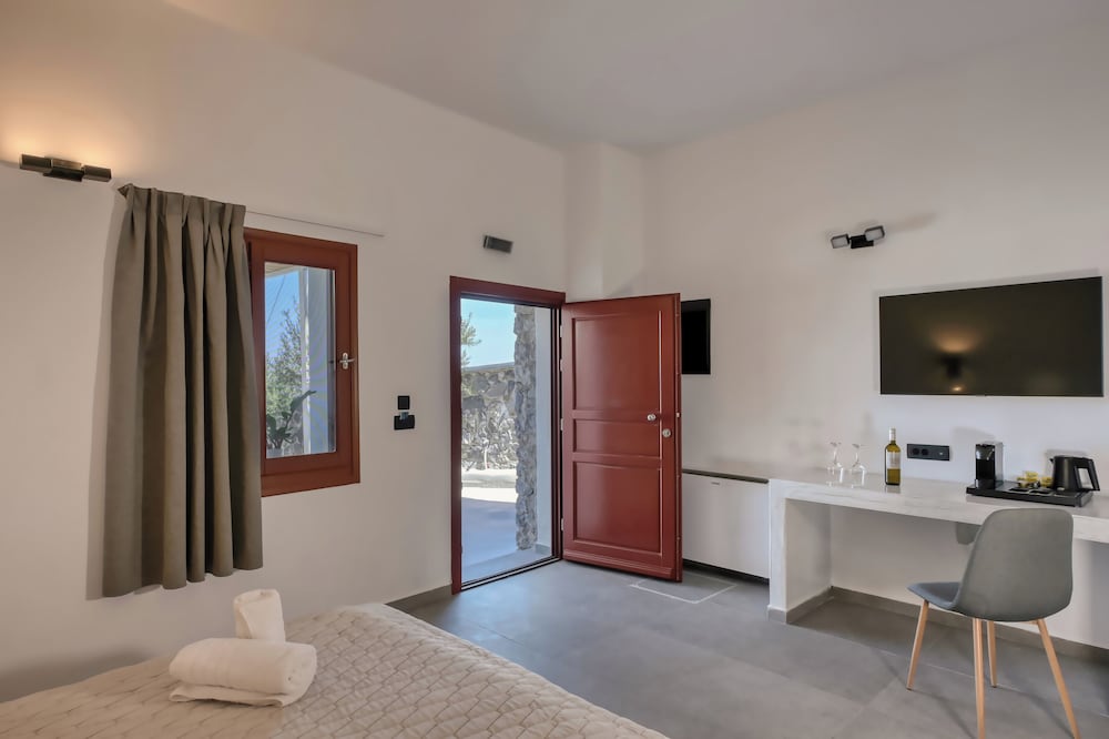 Splendour Hotel and Suites — Hotel rooms in Firostefan, South Aegean