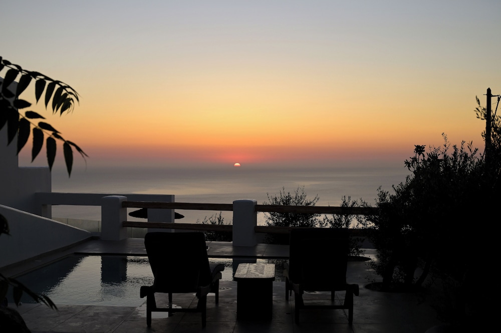 Splendour Hotel and Suites — Beach in Firostefan, South Aegean