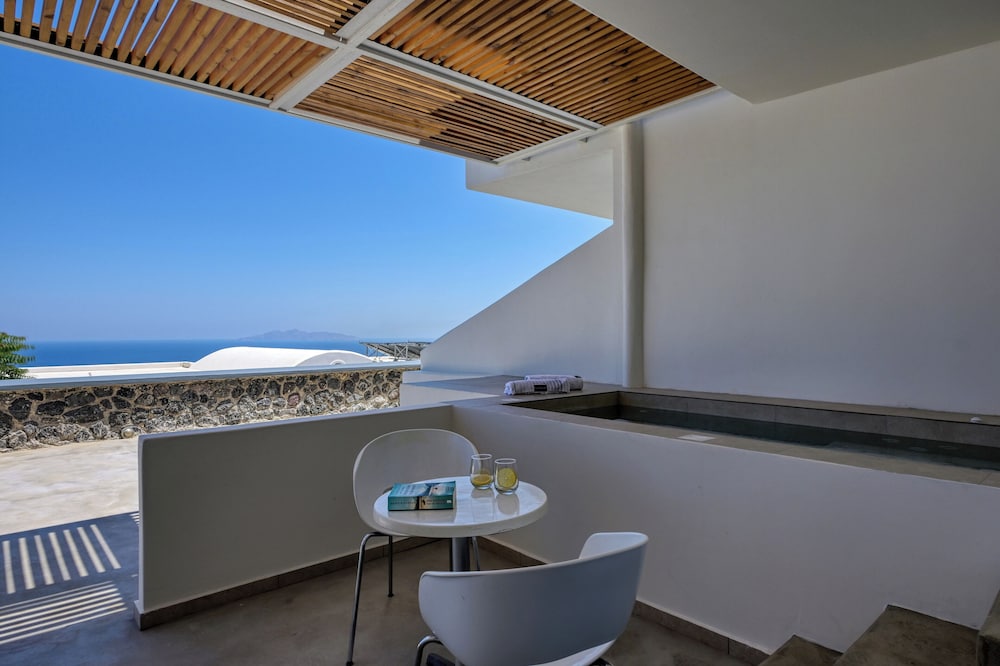 Splendour Hotel and Suites — Hotel rooms in Firostefan, South Aegean