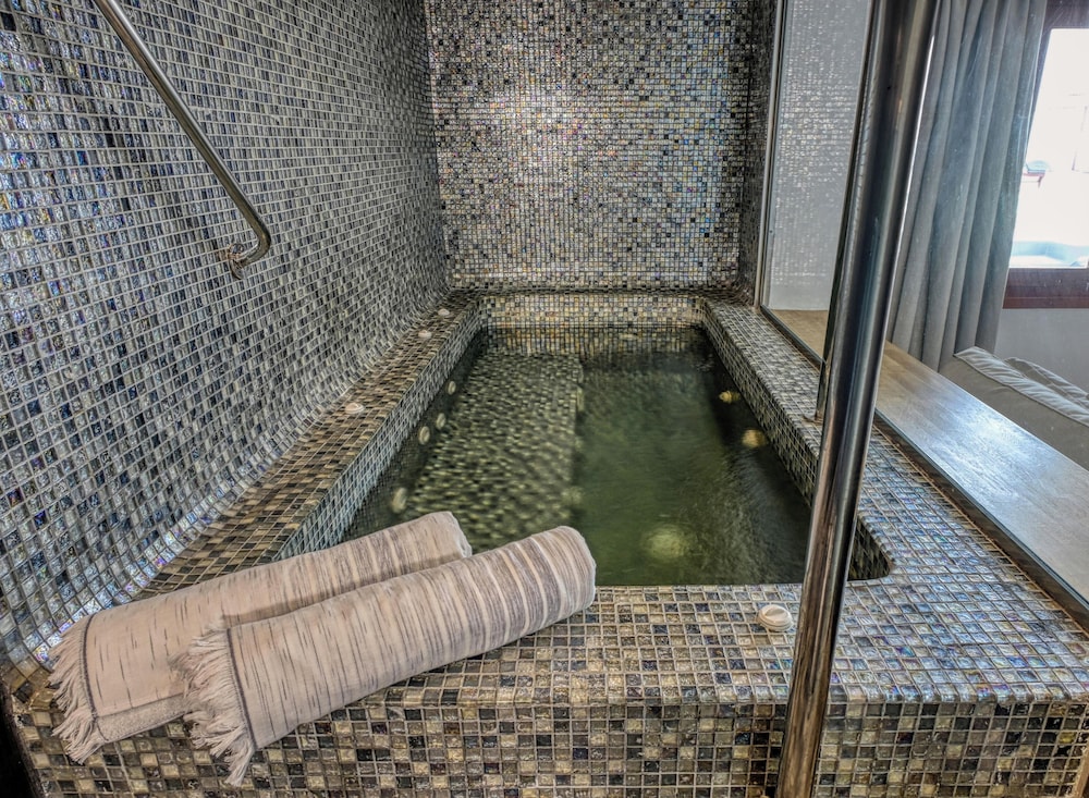 Splendour Hotel and Suites — Spa in Firostefan, South Aegean