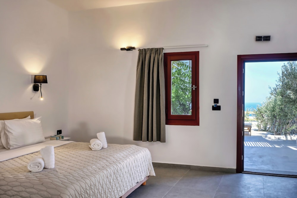 Splendour Hotel and Suites — Hotel rooms in Firostefan, South Aegean