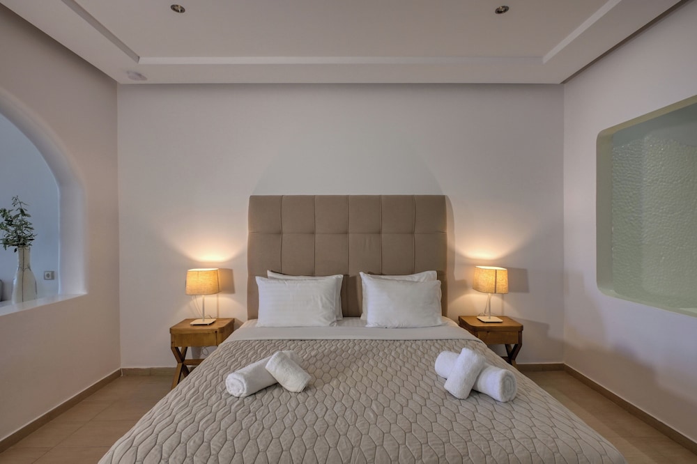 Splendour Hotel and Suites — Hotel rooms in Firostefan, South Aegean