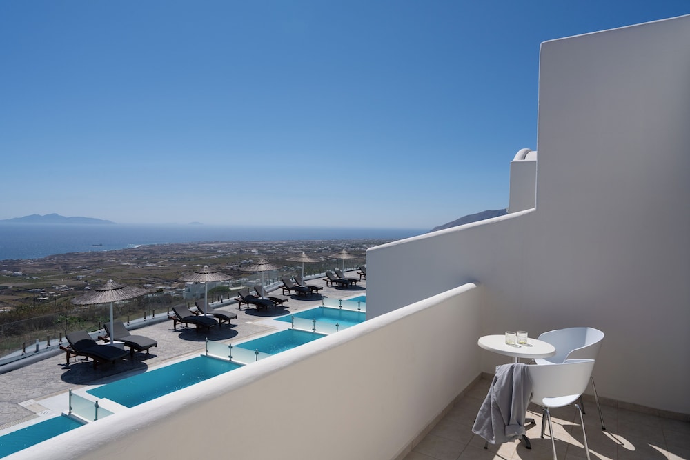 Splendour Hotel and Suites — Hotel rooms in Firostefan, South Aegean