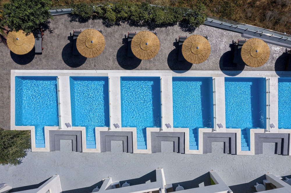 Splendour Hotel and Suites — Swimming pool in Firostefan, South Aegean