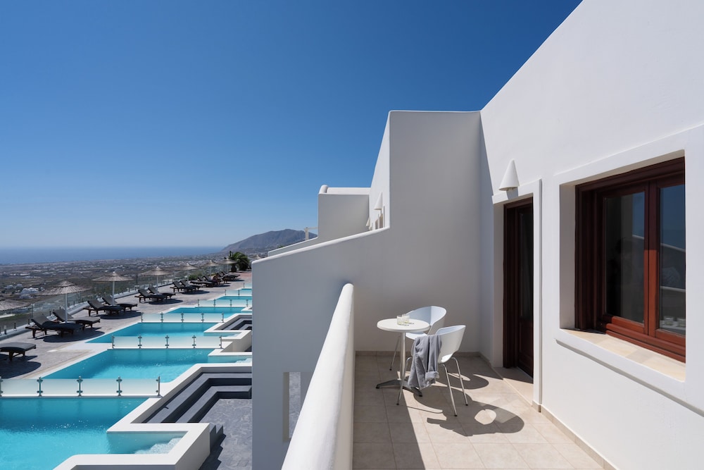 Splendour Hotel and Suites — Swimming pool in Firostefan, South Aegean