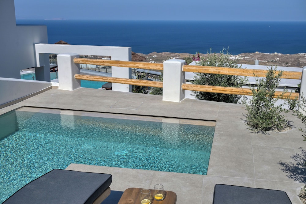 Splendour Hotel and Suites — Swimming pool in Firostefan, South Aegean