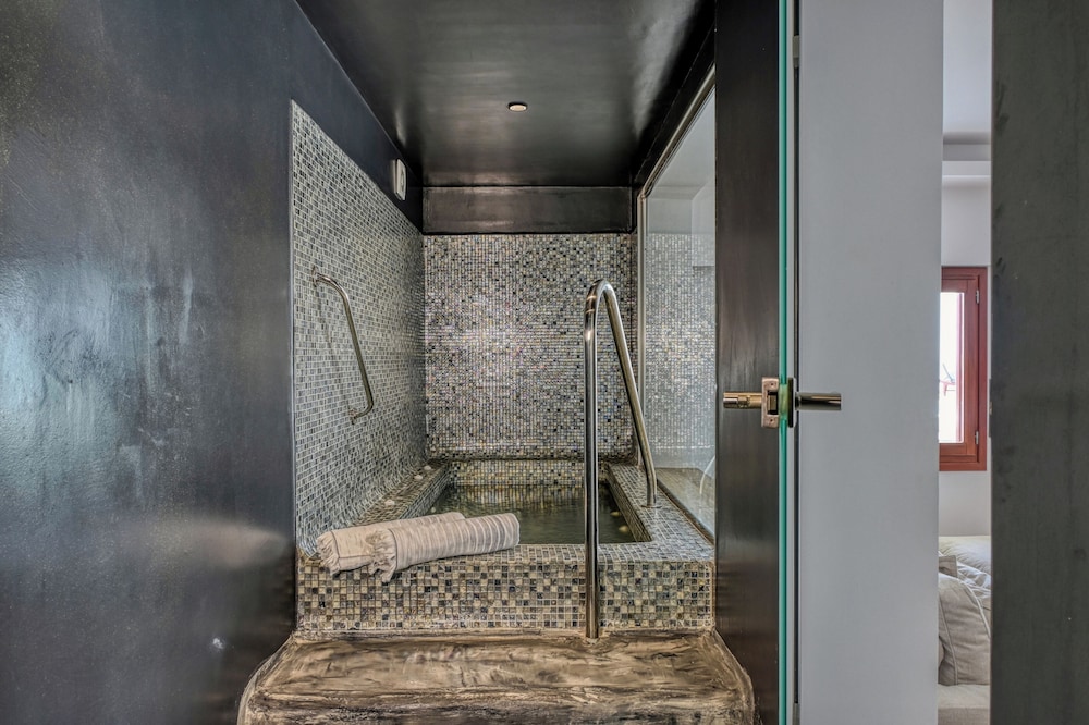 Splendour Hotel and Suites — Hotel rooms in Firostefan, South Aegean