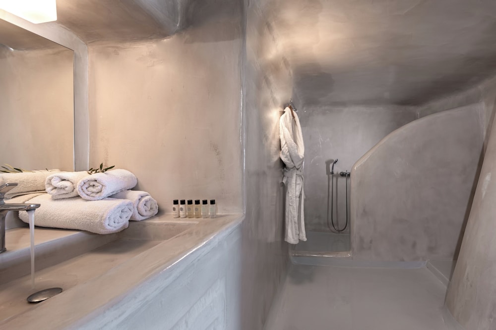 Splendour Hotel and Suites — Hotel rooms in Firostefan, South Aegean