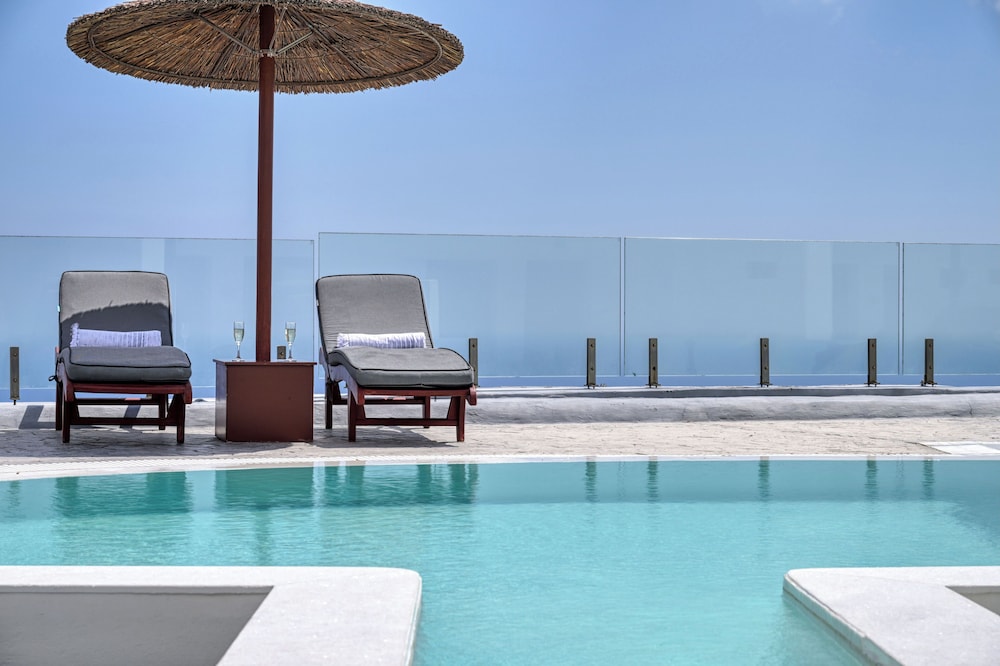Splendour Hotel and Suites — Swimming pool in Firostefan, South Aegean