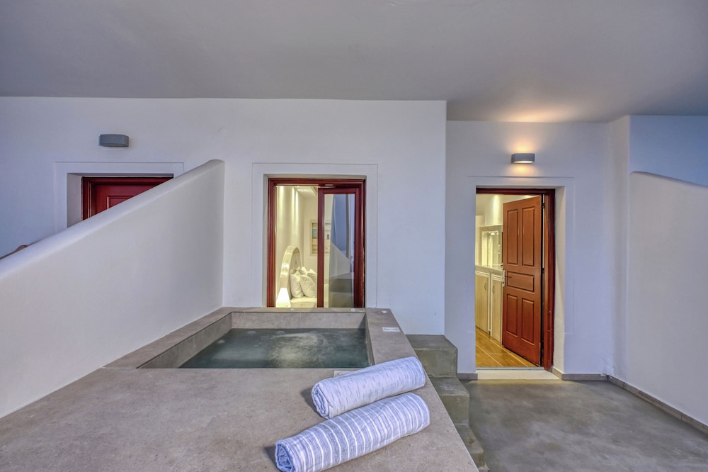 Splendour Hotel and Suites — Swimming pool in Firostefan, South Aegean