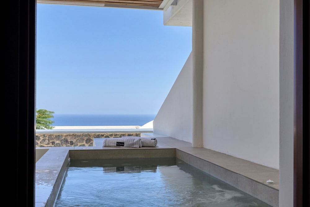 Splendour Hotel and Suites — Swimming pool in Firostefan, South Aegean
