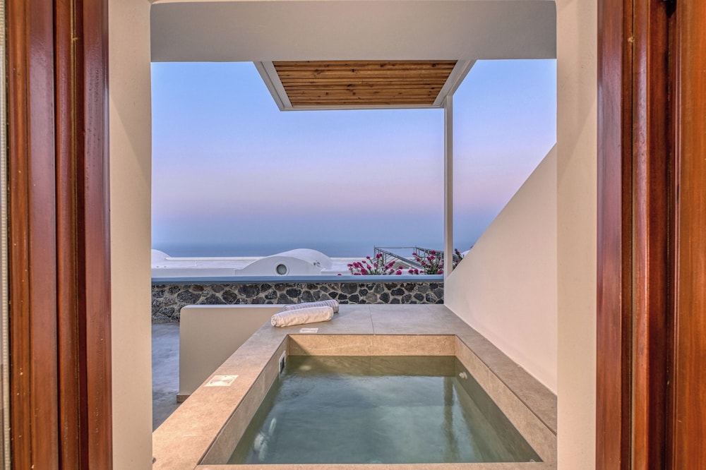 Splendour Hotel and Suites — Spa in Firostefan, South Aegean