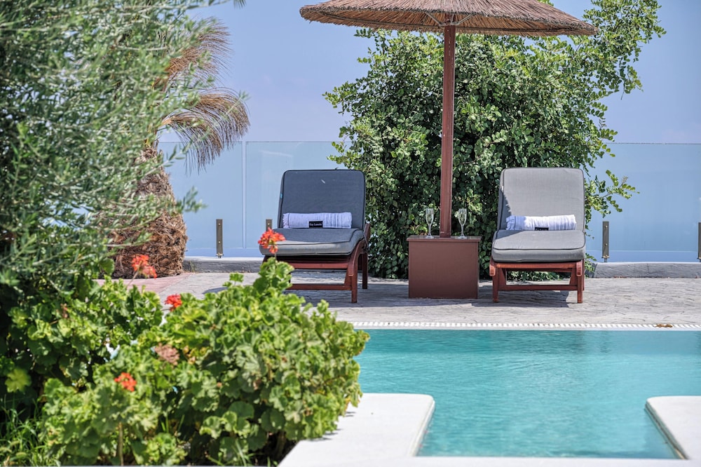 Splendour Hotel and Suites — Beach in Firostefan, South Aegean