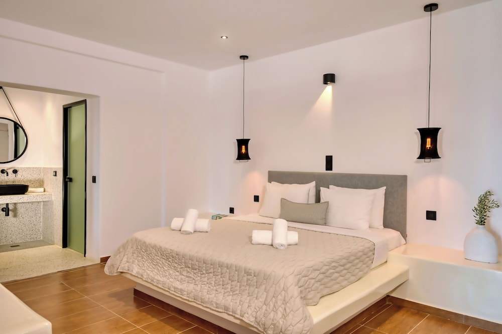 Splendour Hotel and Suites — Hotel rooms in Firostefan, South Aegean