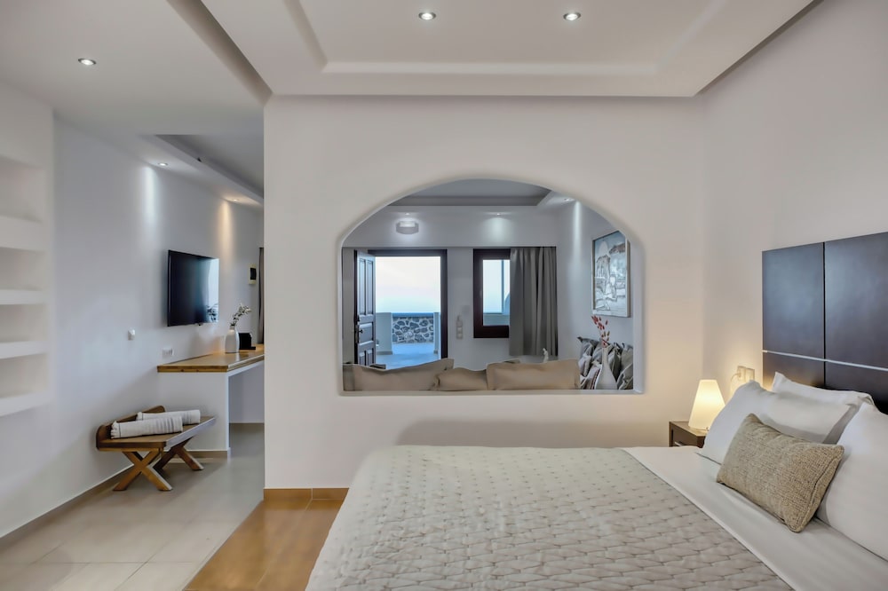 Splendour Hotel and Suites — Hotel rooms in Firostefan, South Aegean