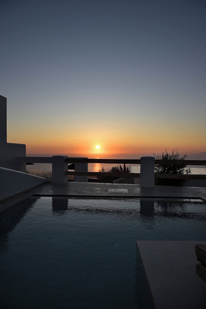 Splendour Hotel and Suites — Swimming pool in Firostefan, South Aegean