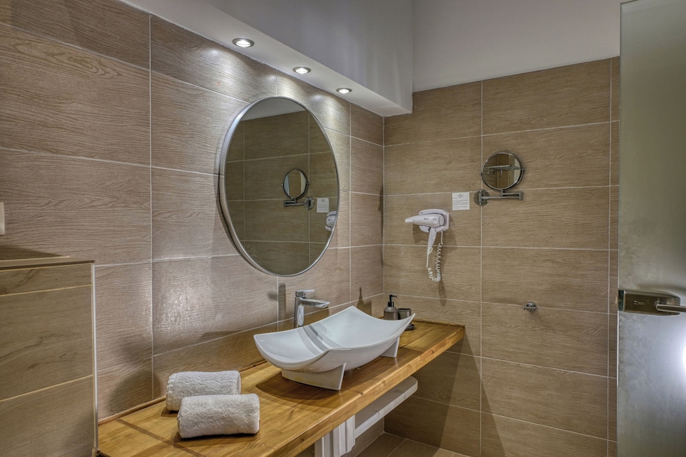 Splendour Hotel and Suites — Hotel rooms in Firostefan, South Aegean
