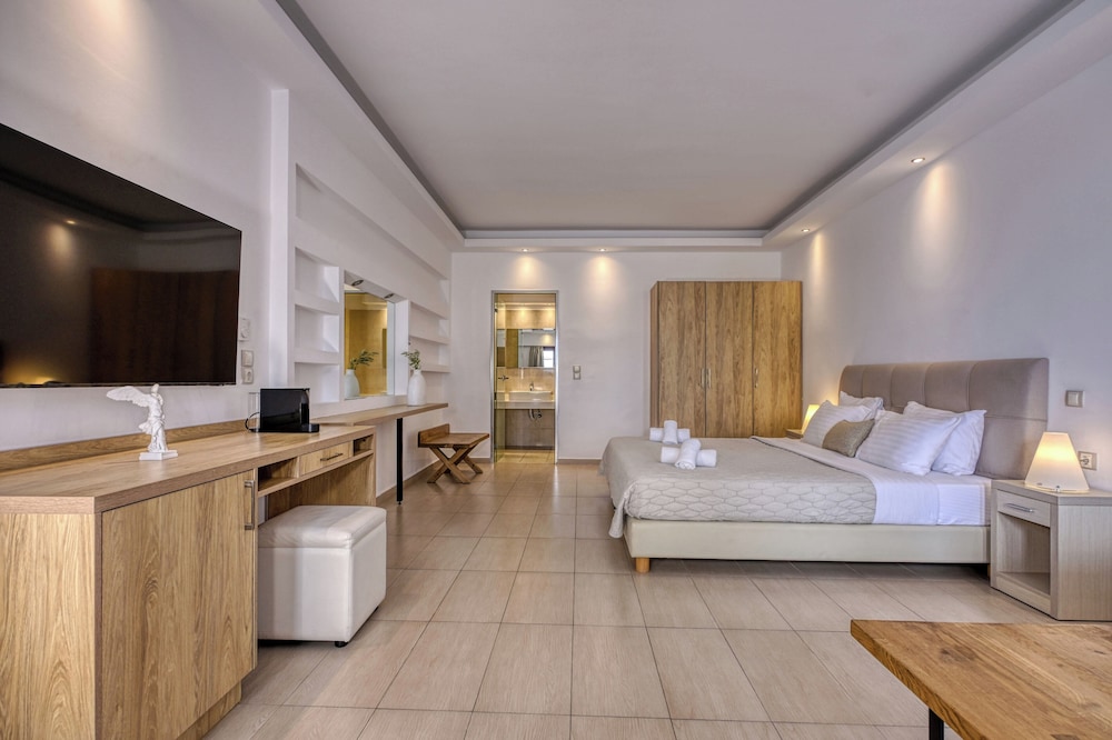 Splendour Hotel and Suites — Hotel rooms in Firostefan, South Aegean