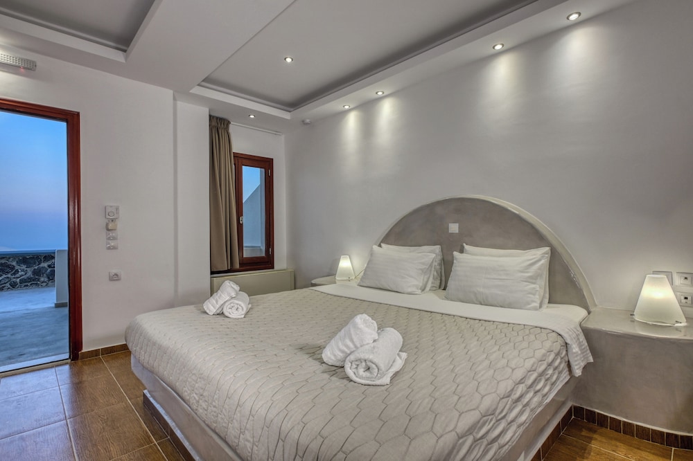Splendour Hotel and Suites — Hotel rooms in Firostefan, South Aegean