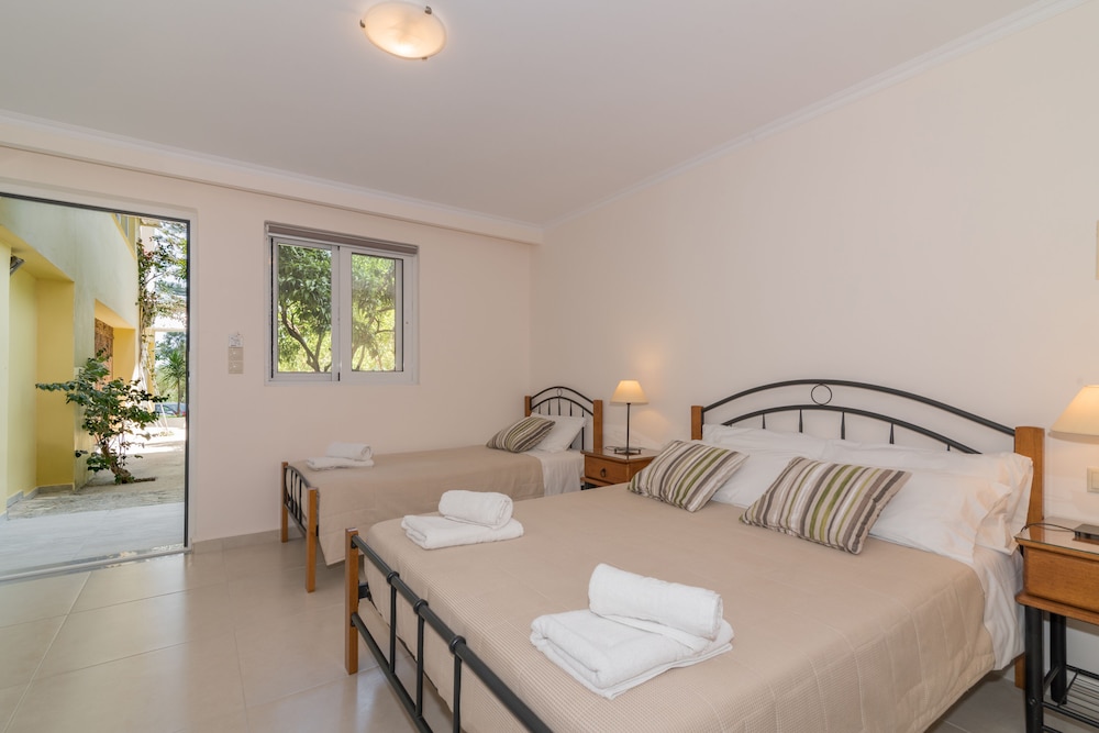 Varres Hotel — Hotel rooms in Zante Town, Ionian Islands