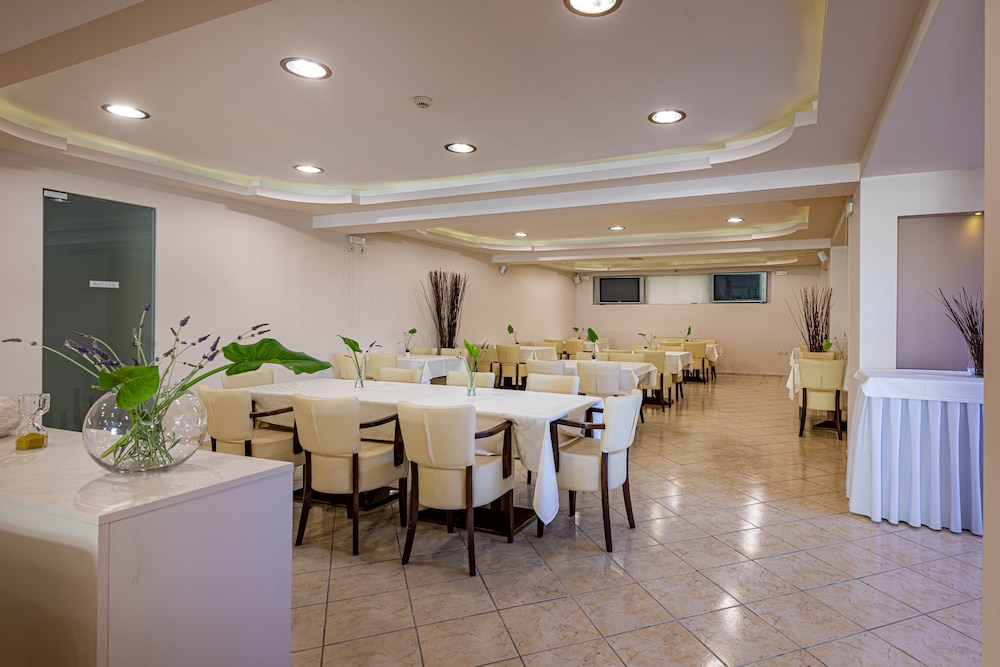 Varres Hotel — Restaurant & bars in Zante Town, Ionian Islands